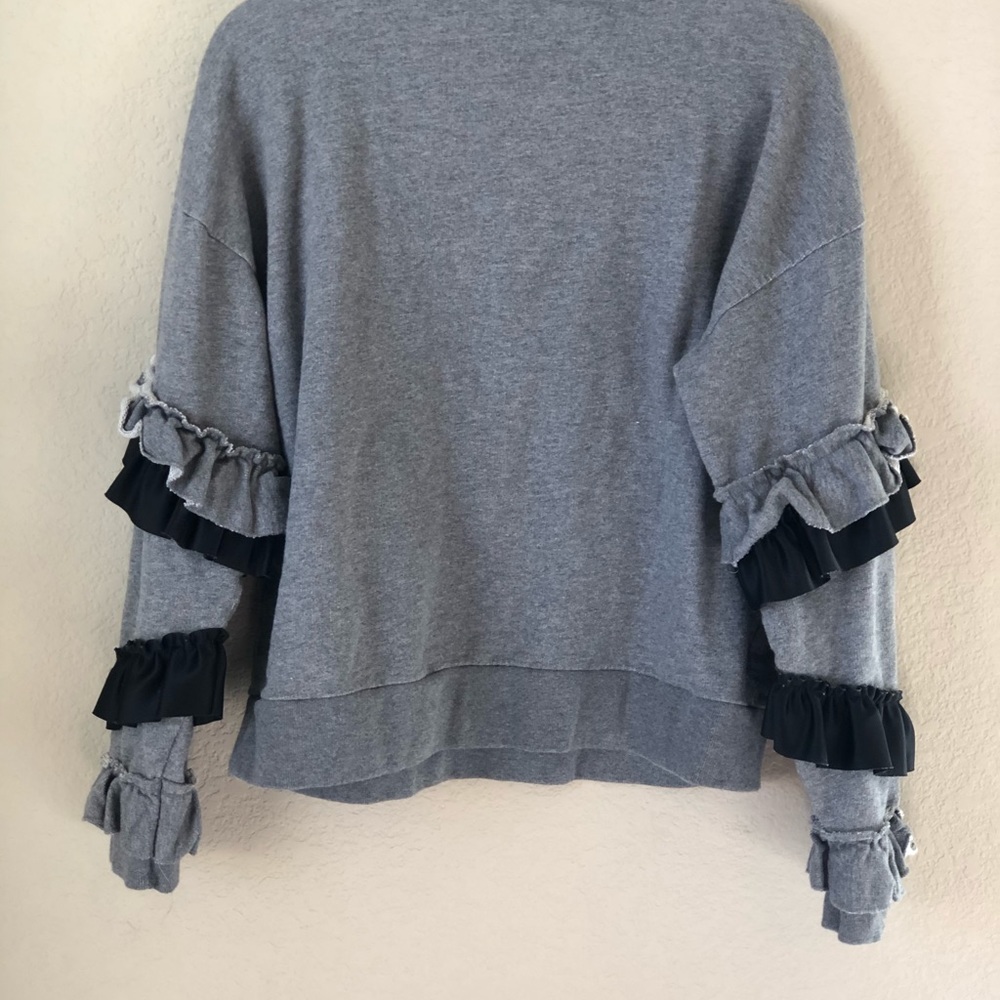 Grey sweatshirt with Ruffles